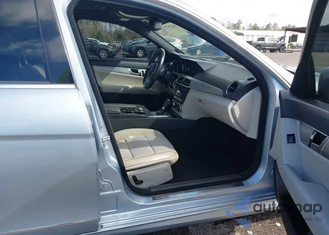 2013 Mercedes-Benz C 250 Sport z USA, uszkodzony, nr VIN WDDGF4HB1DR257413